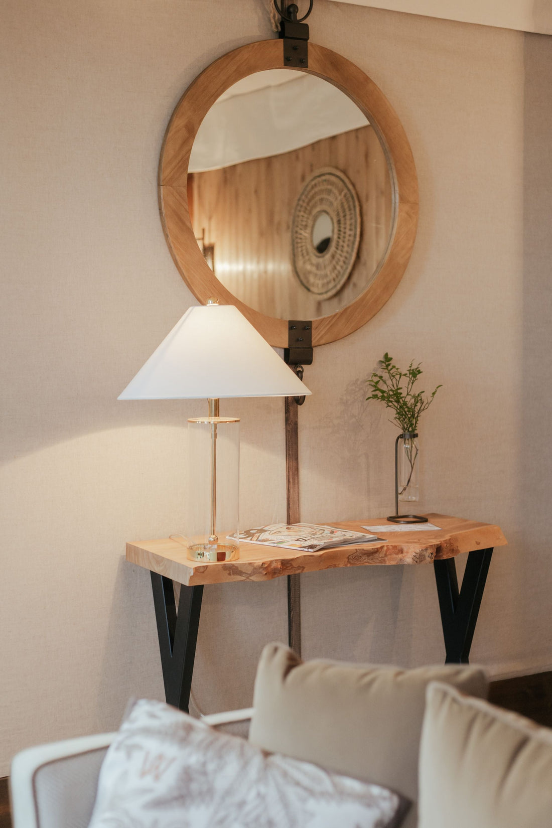 Lampada da tavolo accanto a uno specchio in un ambiente domestico.