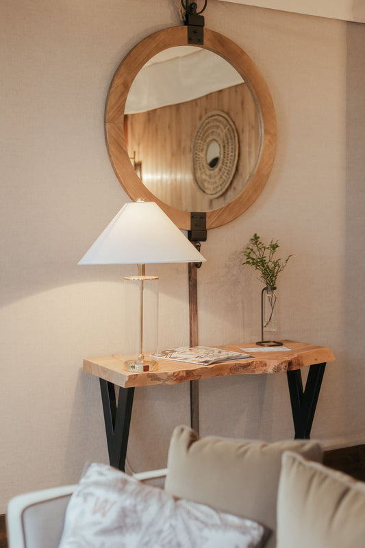 Lampada da tavolo accanto a uno specchio in un ambiente domestico.