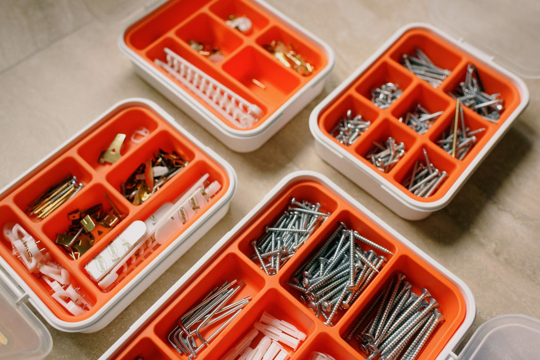 Viti e tasselli separati in contenitori a scomparti per organizzare piccoli accessori.