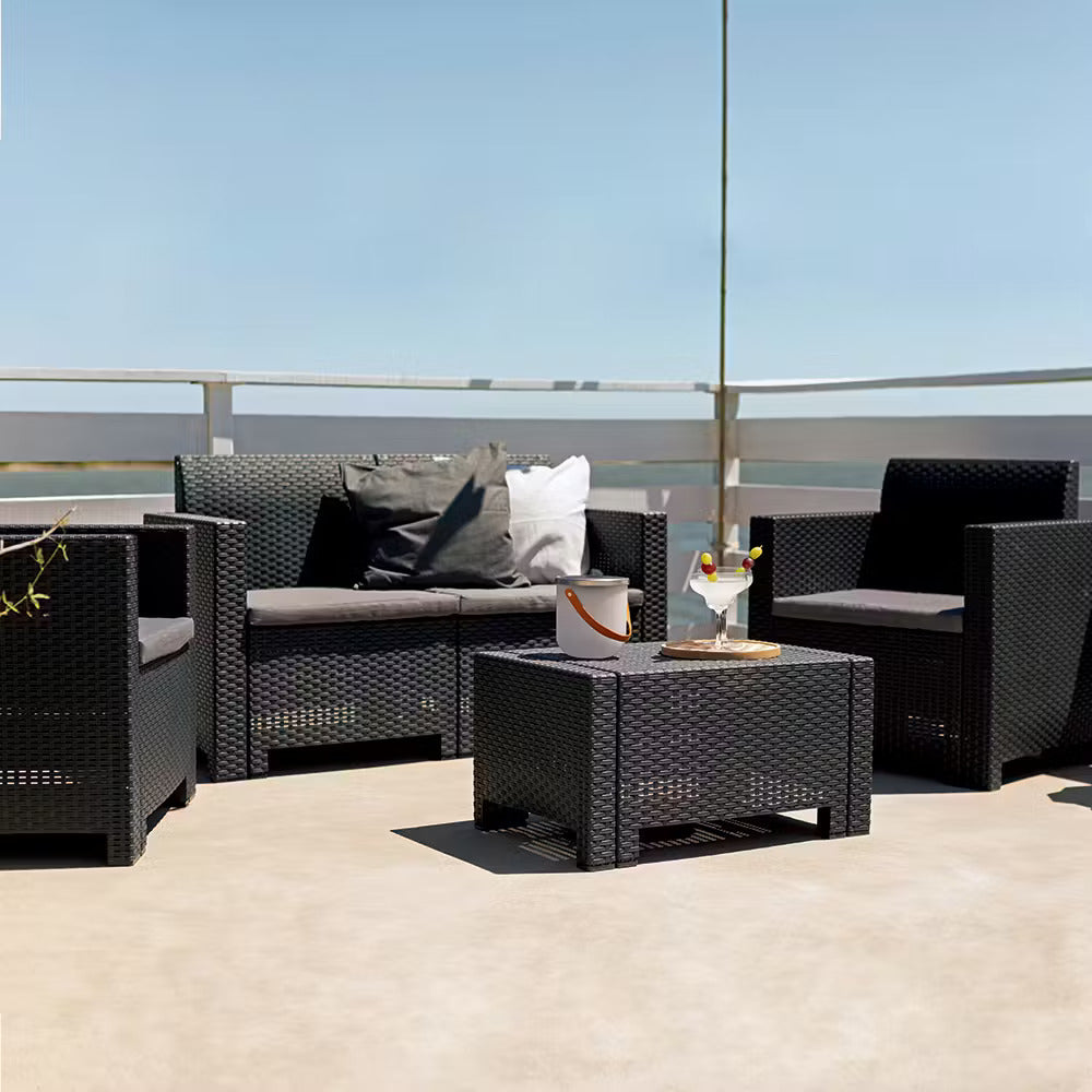 Set Salotto da Giardino Esterno 'Nebraska 2' in Rattan per 4 Persone - 2 Poltrone, 1 Divano, 1 Tavolino Porta Cuscini con 4 Cuscini Inclusi.