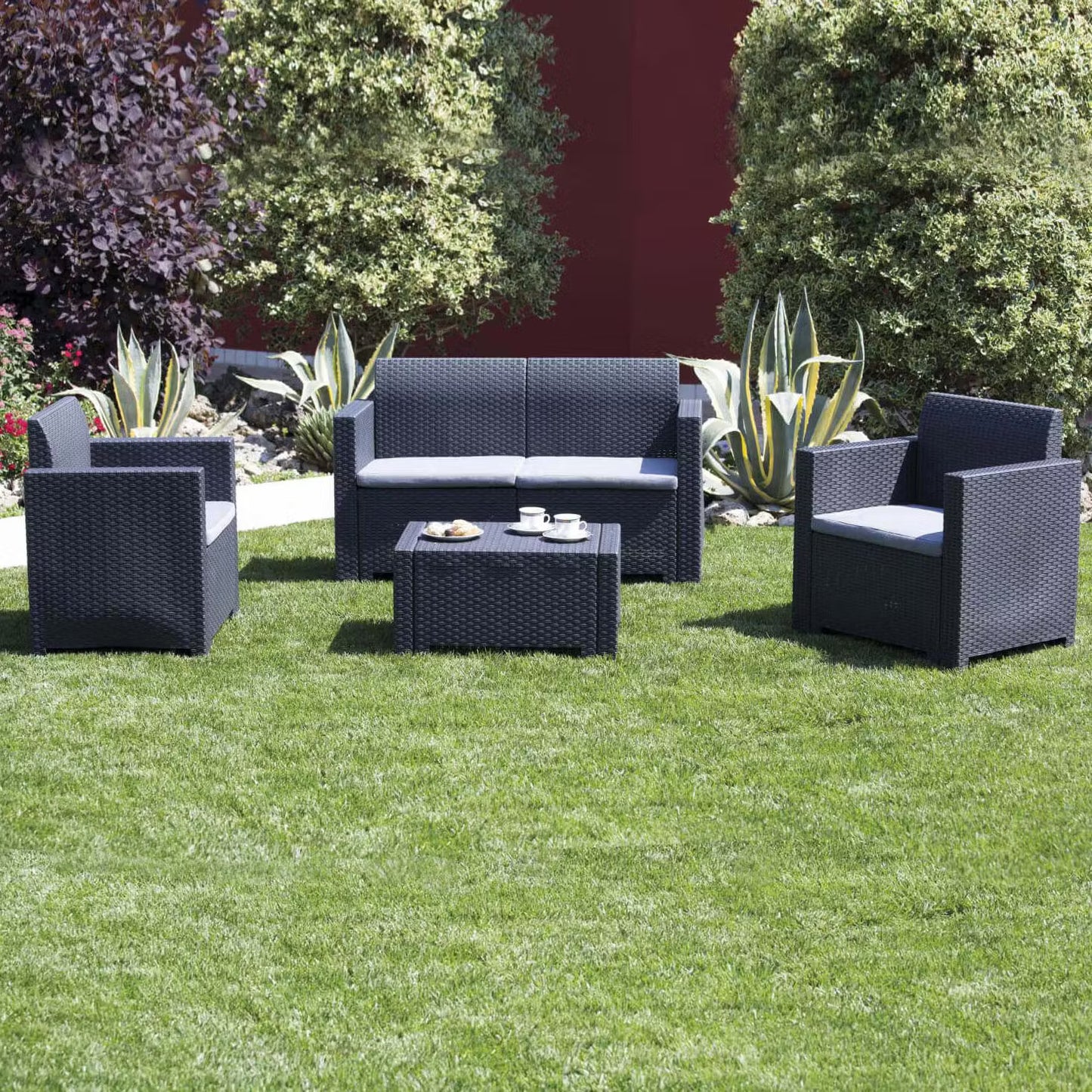 Set Salotto da Giardino Esterno 'Nebraska 2' in Rattan per 4 Persone - 2 Poltrone, 1 Divano, 1 Tavolino Porta Cuscini con 4 Cuscini Inclusi.