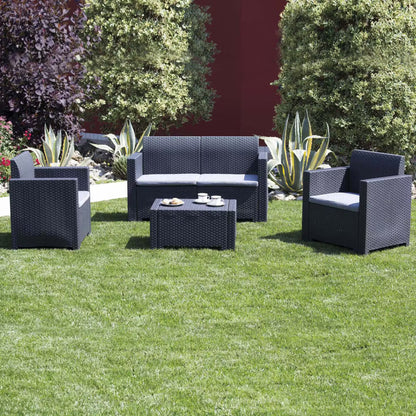Set Salotto da Giardino Esterno 'Nebraska 2' in Rattan per 4 Persone - 2 Poltrone, 1 Divano, 1 Tavolino Porta Cuscini con 4 Cuscini Inclusi.