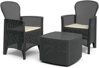 Salotto AKITA in Polipropilene Effetto Rattan per Interno ed Esterno - 2 Poltrone, Tavolino e Cuscini Lavabili.