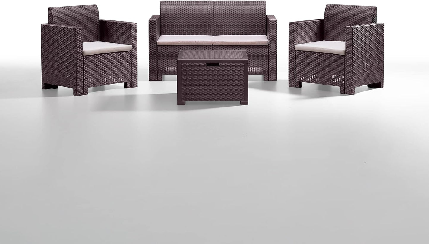 Set Salotto da Giardino Esterno 'Nebraska 2' in Rattan per 4 Persone - 2 Poltrone, 1 Divano, 1 Tavolino Porta Cuscini con 4 Cuscini Inclusi.