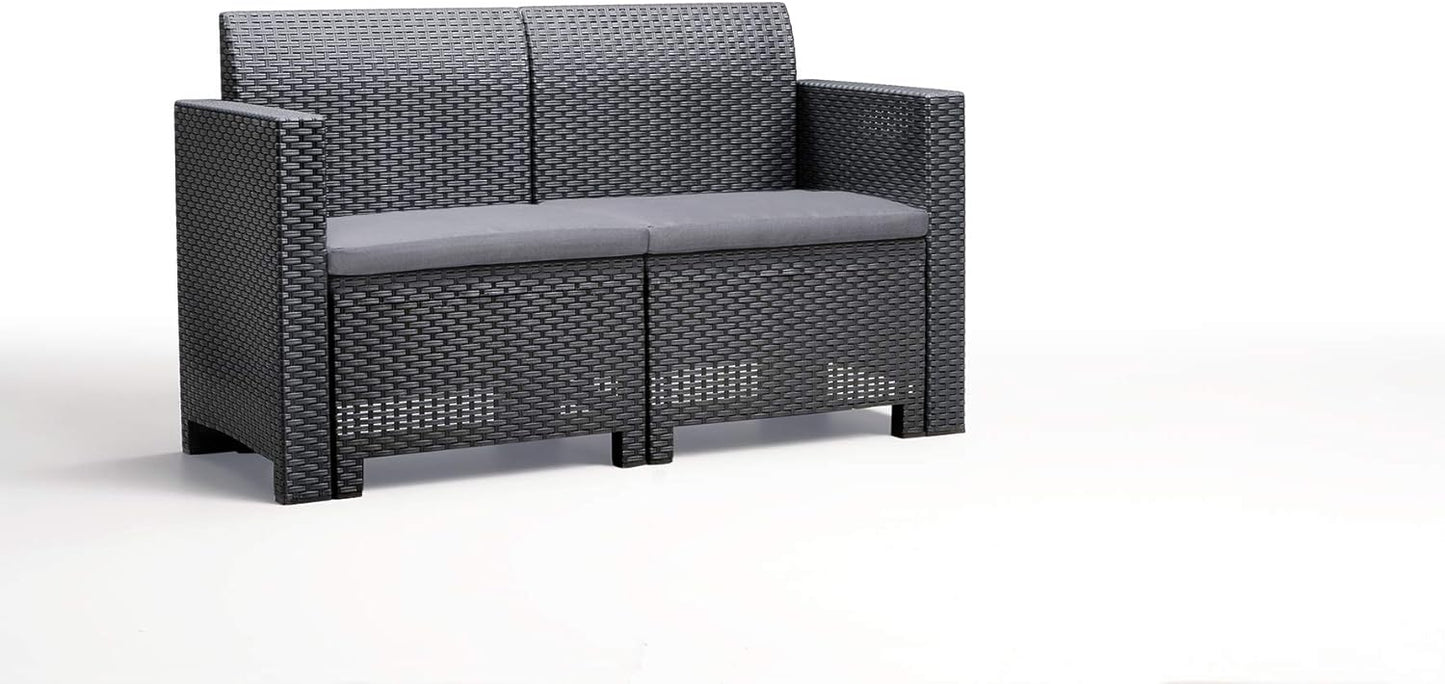 Set Salotto da Giardino Esterno 'Nebraska 2' in Rattan per 4 Persone - 2 Poltrone, 1 Divano, 1 Tavolino Porta Cuscini con 4 Cuscini Inclusi.