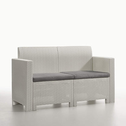Set Salotto da Giardino Esterno 'Nebraska 2' in Rattan per 4 Persone - 2 Poltrone, 1 Divano, 1 Tavolino Porta Cuscini con 4 Cuscini Inclusi.