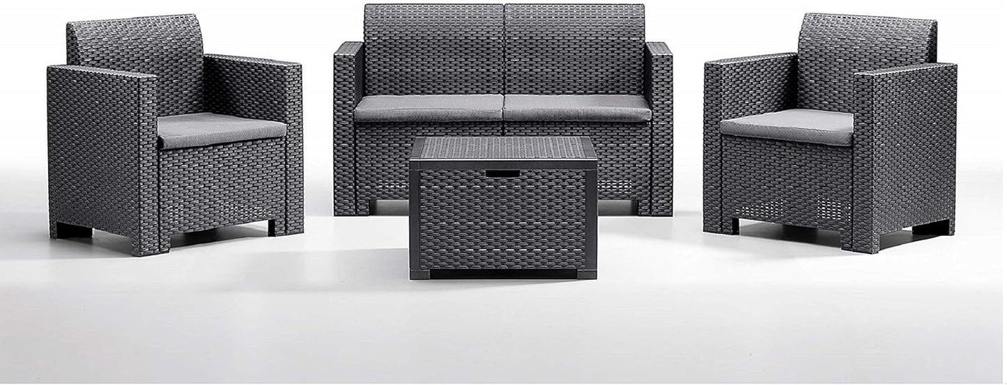 Set Salotto da Giardino Esterno 'Nebraska 2' in Rattan per 4 Persone - 2 Poltrone, 1 Divano, 1 Tavolino Porta Cuscini con 4 Cuscini Inclusi.