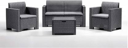 Set Salotto da Giardino Esterno 'Nebraska 2' in Rattan per 4 Persone - 2 Poltrone, 1 Divano, 1 Tavolino Porta Cuscini con 4 Cuscini Inclusi.