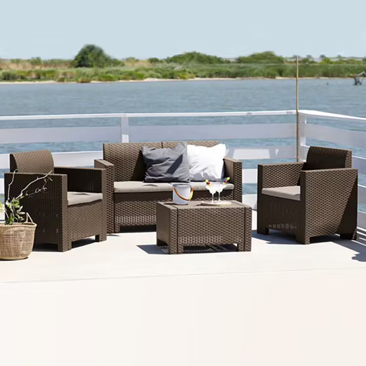 Set Salotto da Giardino Esterno 'Nebraska 2' in Rattan per 4 Persone - 2 Poltrone, 1 Divano, 1 Tavolino Porta Cuscini con 4 Cuscini Inclusi.