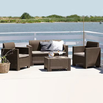Set Salotto da Giardino Esterno 'Nebraska 2' in Rattan per 4 Persone - 2 Poltrone, 1 Divano, 1 Tavolino Porta Cuscini con 4 Cuscini Inclusi.